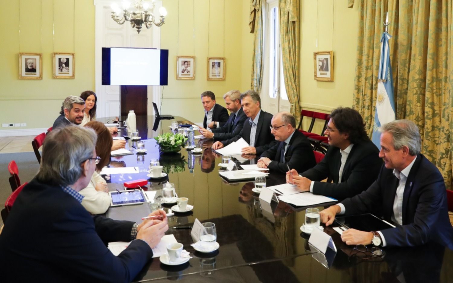 Macri firmó el decreto que habilita el pago de un bono de $5.000 para los privados: ¿cómo se pagará?