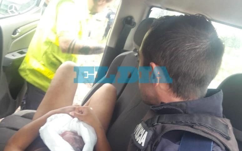  Policías y héroes: ayudaron a una vecina a dar a luz a una beba en Los Hornos