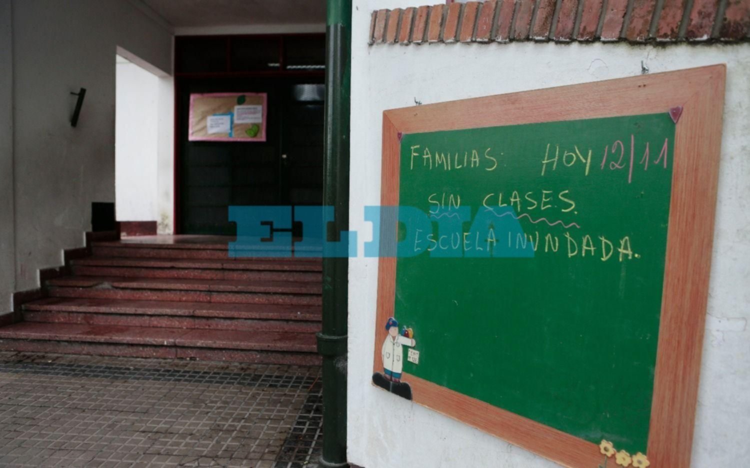 Suspendieron las clases en escuela platense por graves filtraciones durante el temporal