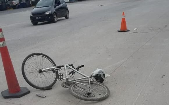 Un colectivo atropelló a hombre que iba en su bicicleta en 173 y 66
