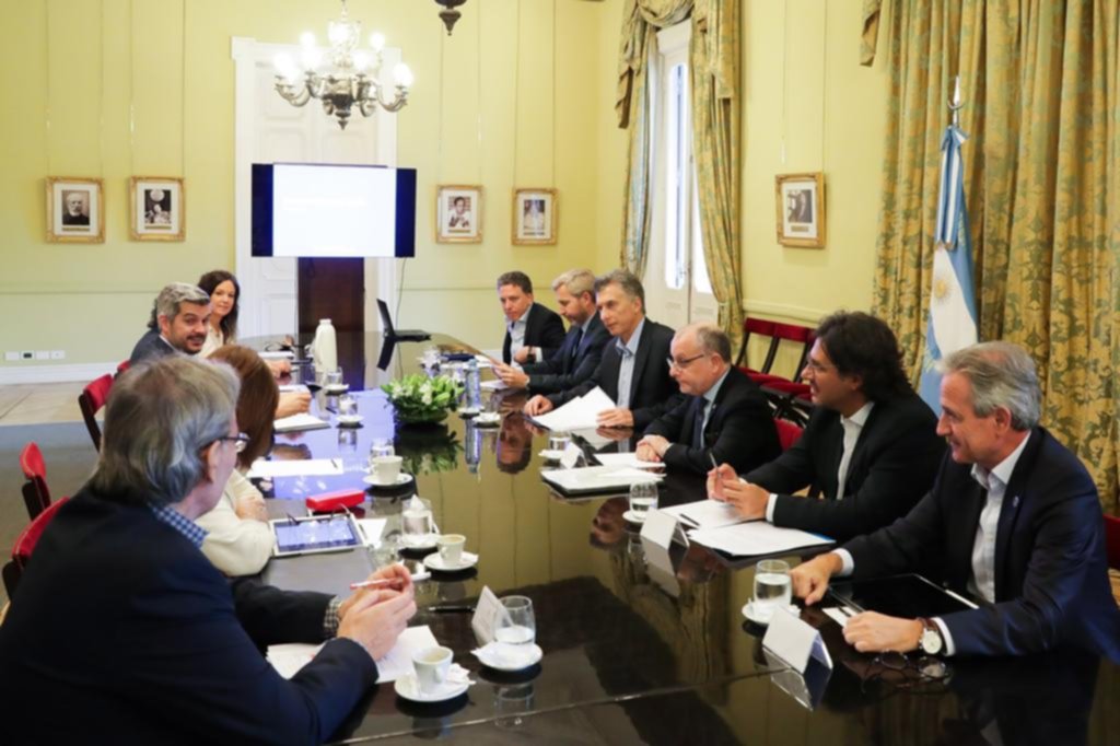 Macri ya firmó el decreto para el bono de fin de año y el aviso sobre despidos