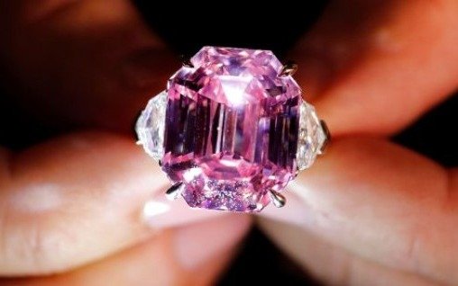 Subastan un diamante rosado de 19 quilates por más de 50 millones de dólares 