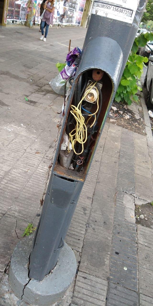 Piden arreglos de un poste con cables a la vista