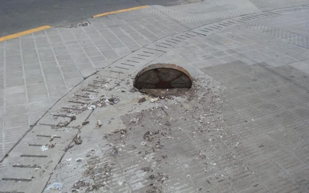 Denuncian un pozo de cloacas destapado