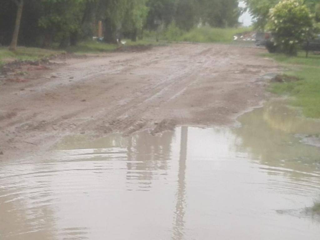 Una calle de barro y agua complica el paso en Gonnet