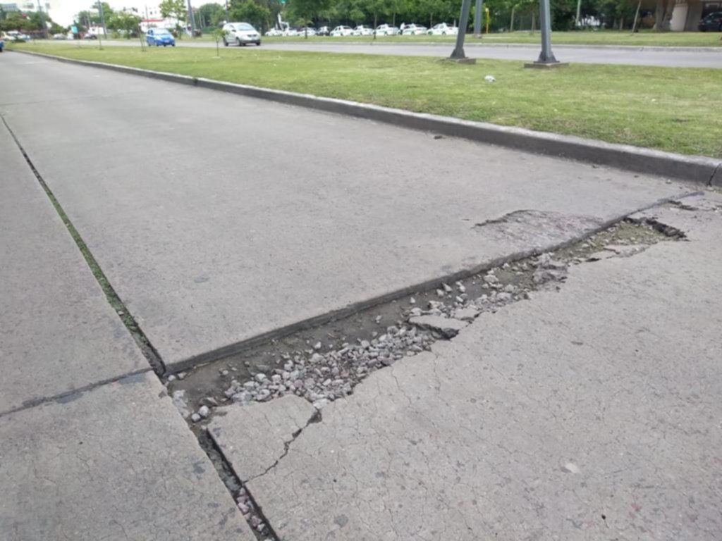 Una calle rota causa contratiempos viales