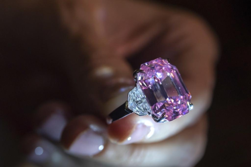 Pagaron 50 millones de dólares por un diamante rosa de 18,96 kilates