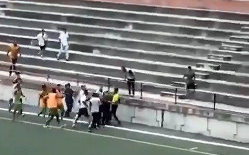 Violencia extrema en el fútbol de Venezuela: jugador desmayó a un árbitro de una patada