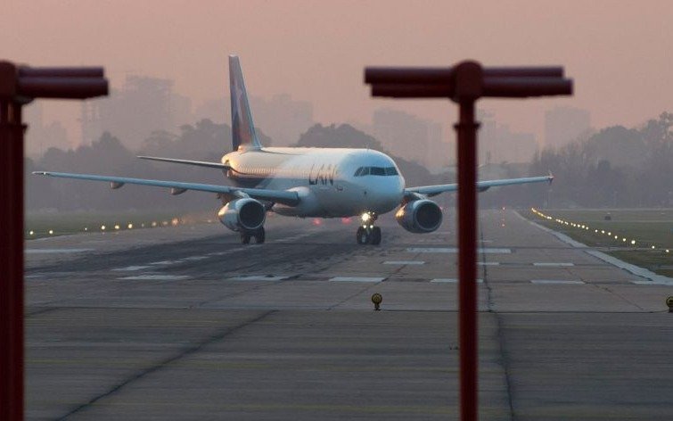 Rechazan excarcelar al piloto que interfirió la comunicación de un vuelo en Aeroparque