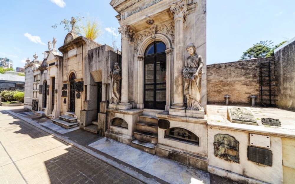 Una bomba en el Cementerio de Recoleta dejó un saldo de una mujer herida