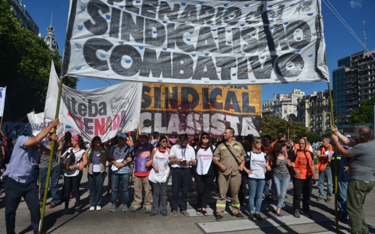 Agrupaciones protestaron frente al Congreso por el presupuesto 2019