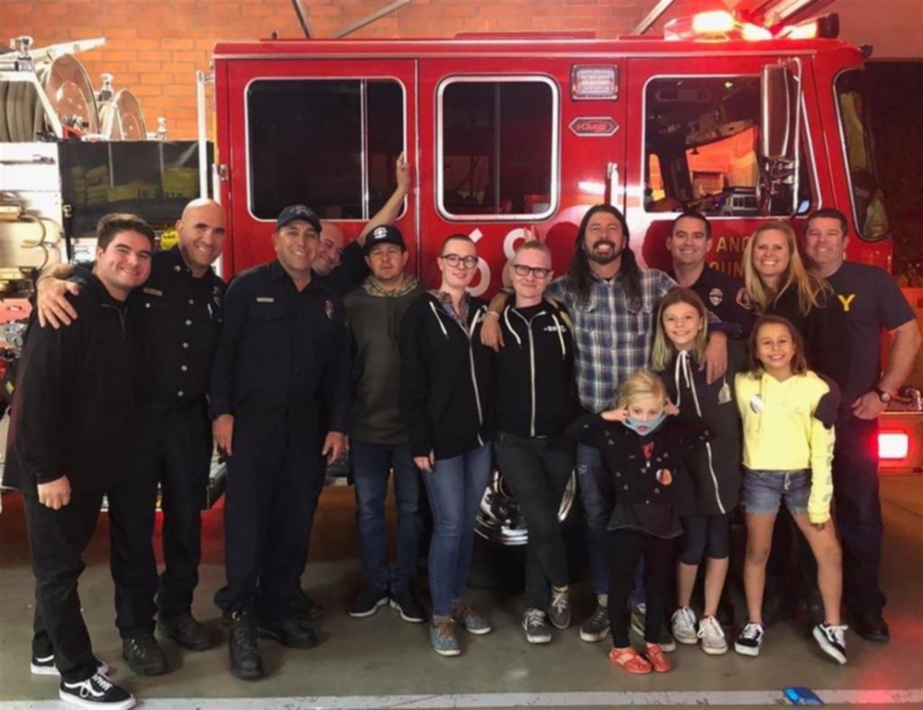 Dave Grohl les hizo un asado a bomberos que combaten el fuego en California