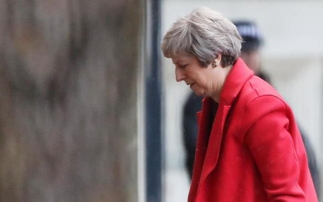 Una ola de renuncias hace tambalear el acuerdo por el Brexit y debilita a Theresa May