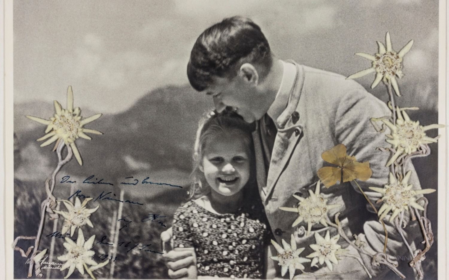 Subastaron una foto de Hitler abrazando a una nena de origen judío