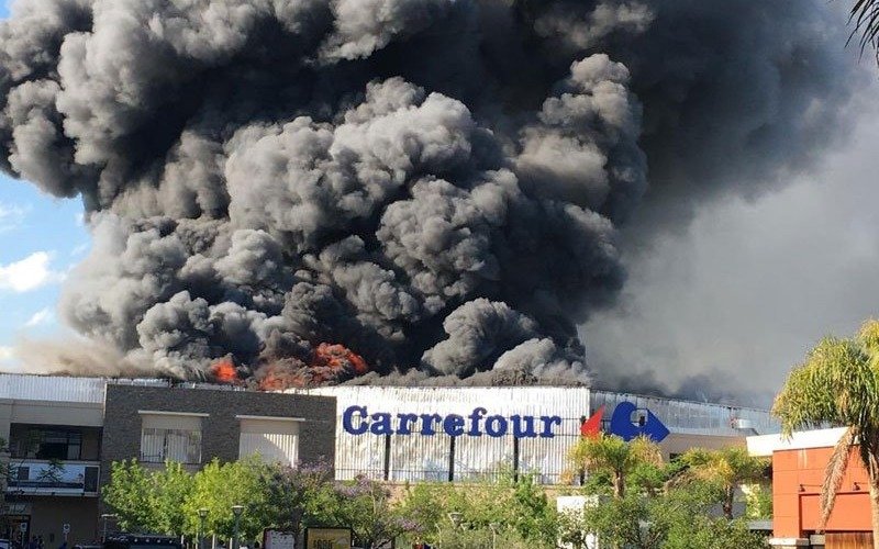 Varias dotaciones de bomberos combatieron un incendio en un hipermercado en Tigre