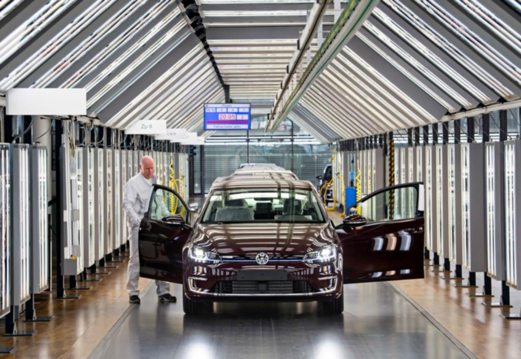 Volkswagen ajusta tres plantas para autos eléctricos