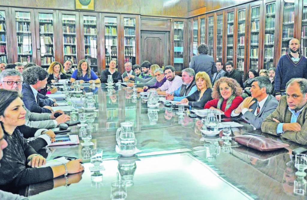 En la Provincia definen el pago del bono de fin de año, que incluiría a los jubilados
