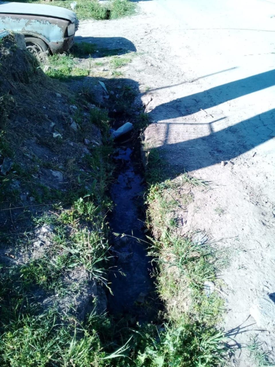 Reclamo por una zanja tapada en barrio Savoia
