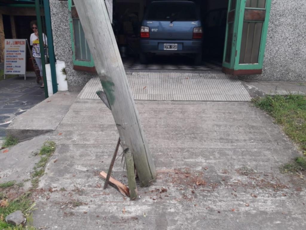 Peligro por un poste inclinado en 529 entre 3 y 4