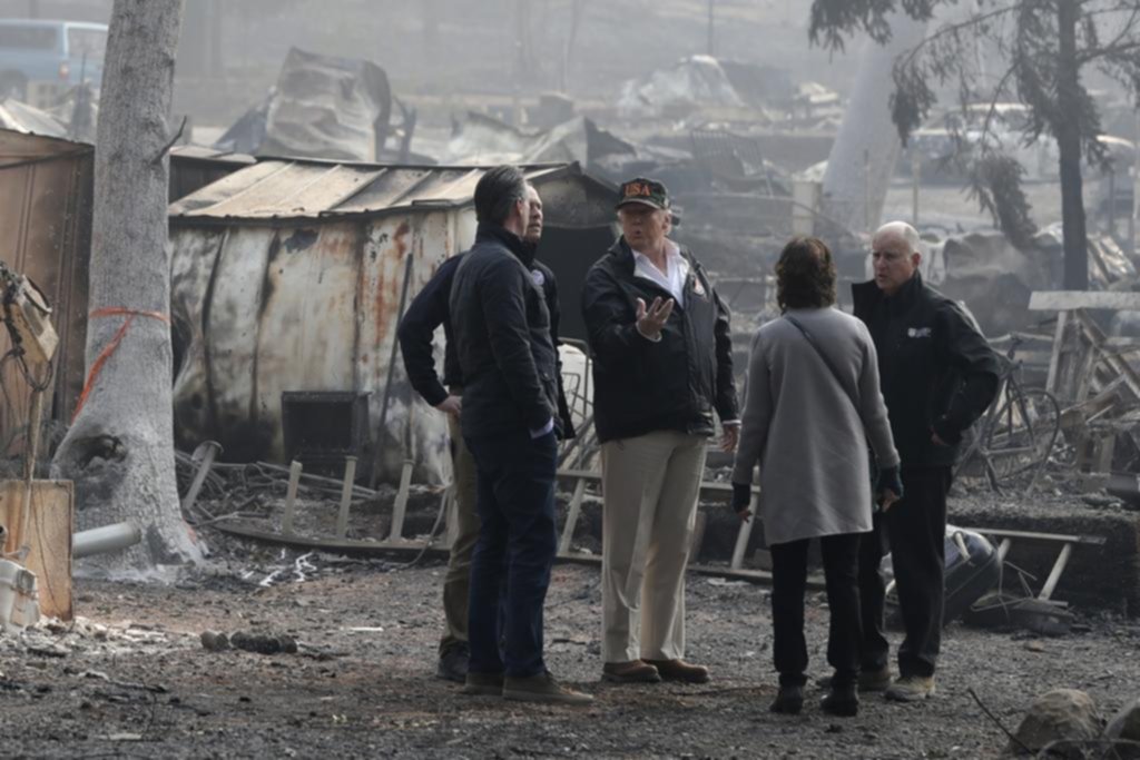 Trump visitó la zona devastada por los incendios donde hay 1.000 desaparecidos