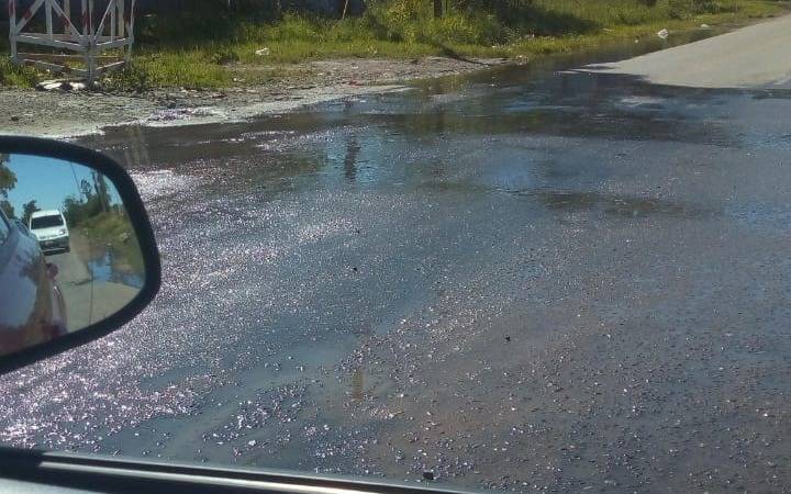 Denuncian desperdicio de agua a causa de una avería en 60 y 155