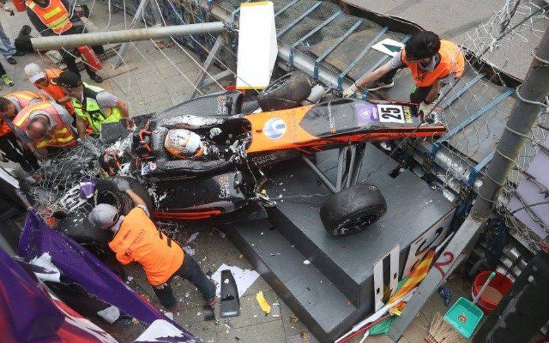 Impactante: un auto voló por el aire en la Fórmula 3 y su piloto sobrevivió de milagro
