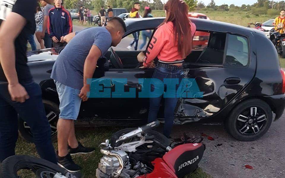 Un auto y una moto colisionaron en el camino a Punta Lara