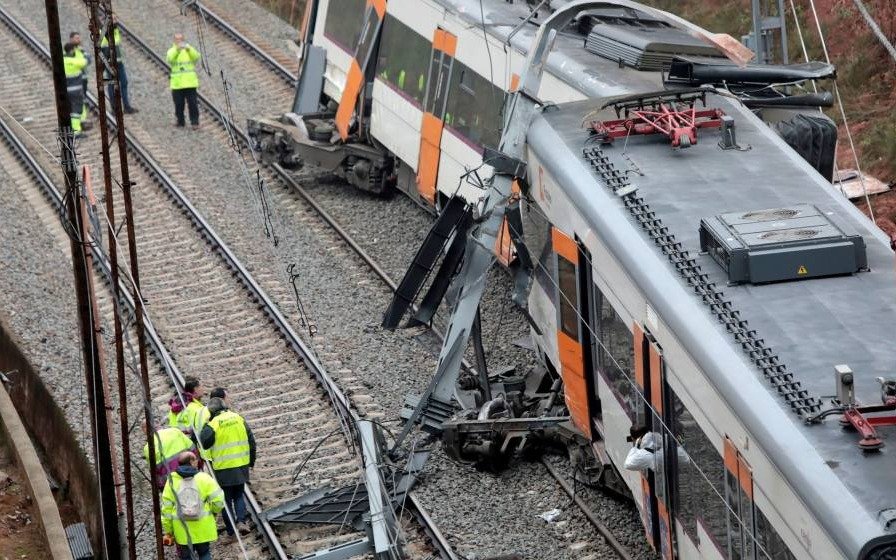 Un muerto y 49 heridos tras descarrilar un tren cerca de Barcelona 