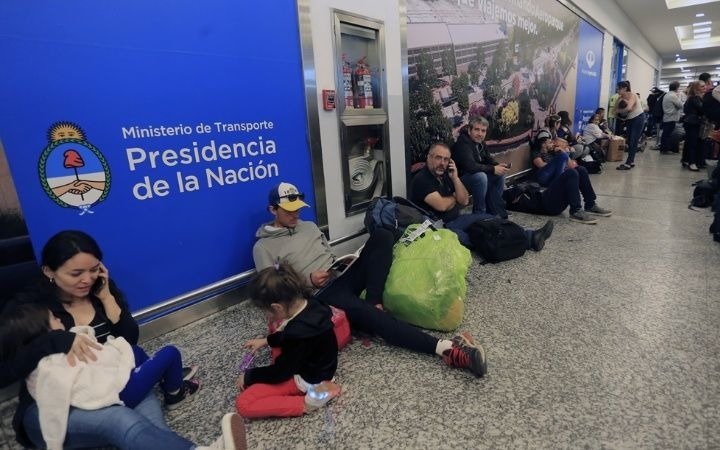 Aerolíneas Argentinas suspendió a 376 empleados por el paro del 8 de noviembre