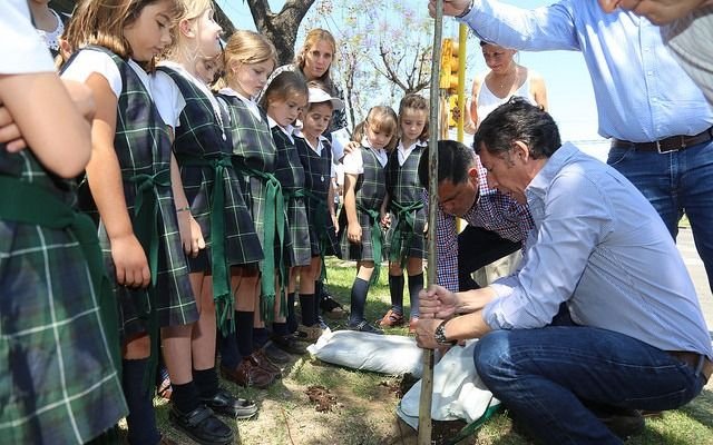Posse y alumnas del Colegio Buen Ayre plantaron árboles en un sector de San Isidro