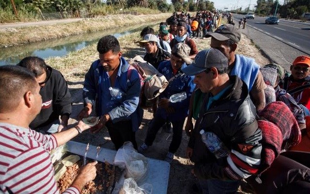 La caravana migrante de centroamericanos se reagrupa en Tijuana