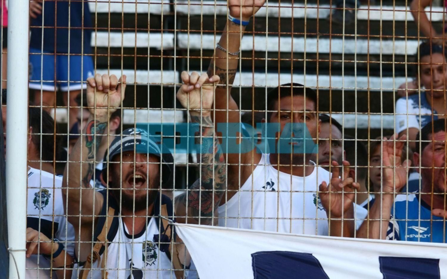 A pesar del día y horario, los hinchas acompañaron al Lobo
