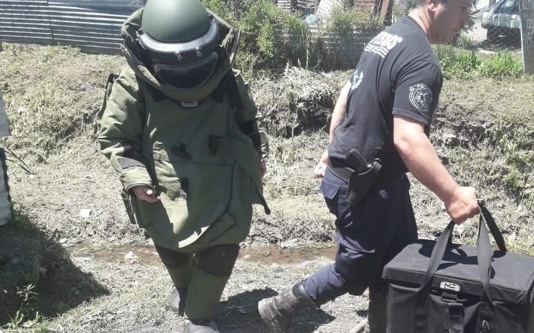 Encontraron una granada de gas lacrimógeno cuando limpiaban un arroyo en Los Hornos