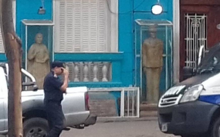 Las estatuas de Perón y Eva de la ex sede de Uocra fueron retiradas