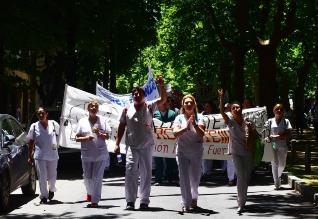 En defensa de su actividad, los enfermeros celebraron su día con una movilización por la Ciudad