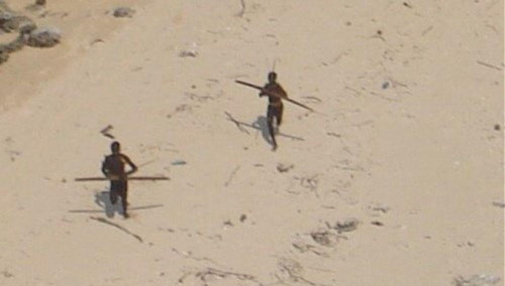 Un turista visitó la isla más aislada del mundo y los nativos lo mataron a flechazos