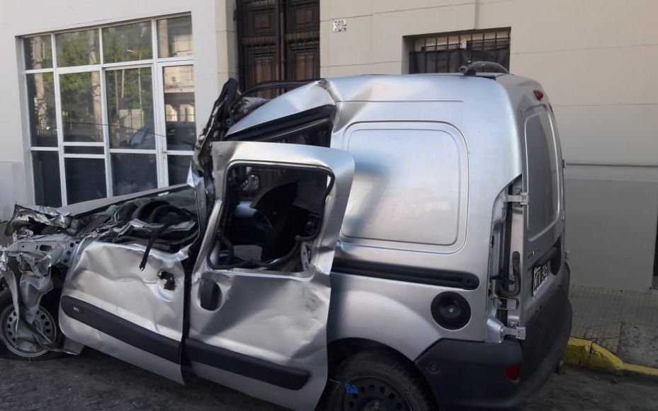 Utilitario chocado y abandonado hace más dos años 