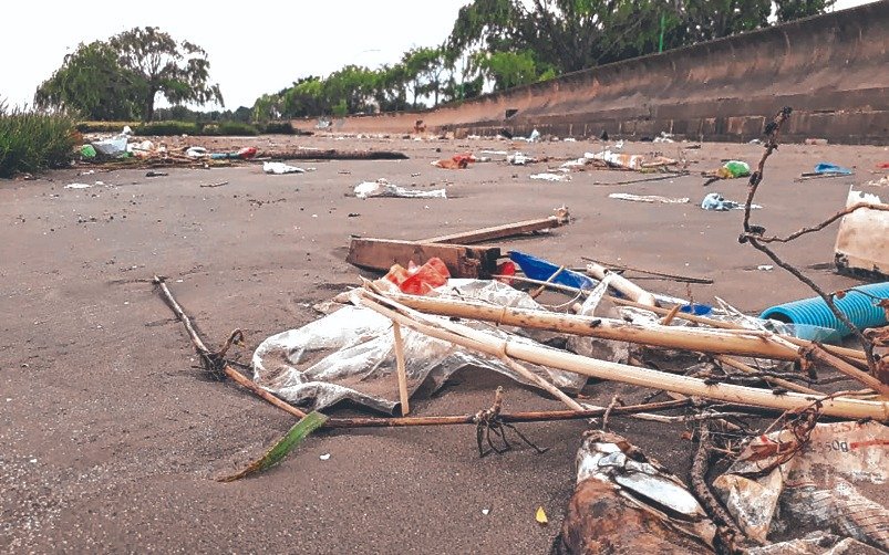 Quejas por basura en Punta Lara mientras avanza la obra del parque ribereño