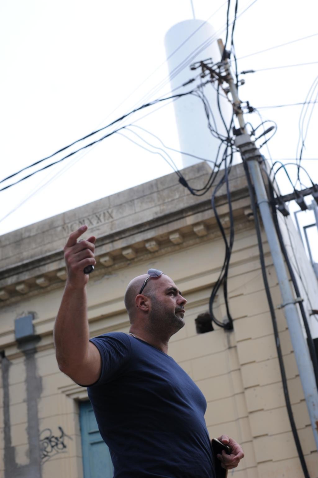 Vecinos de 25 y 61 temen que instalen una antena de celulares en la zona