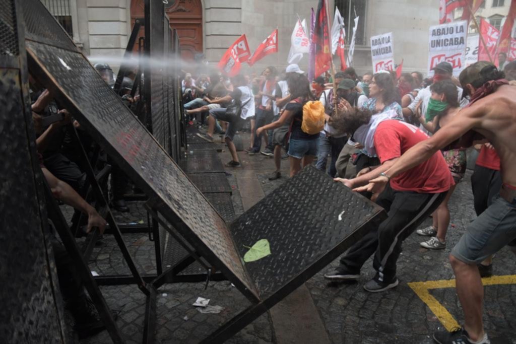 En medio de fuertes protestas aprueban crear UniCABA, una nueva universidad docente