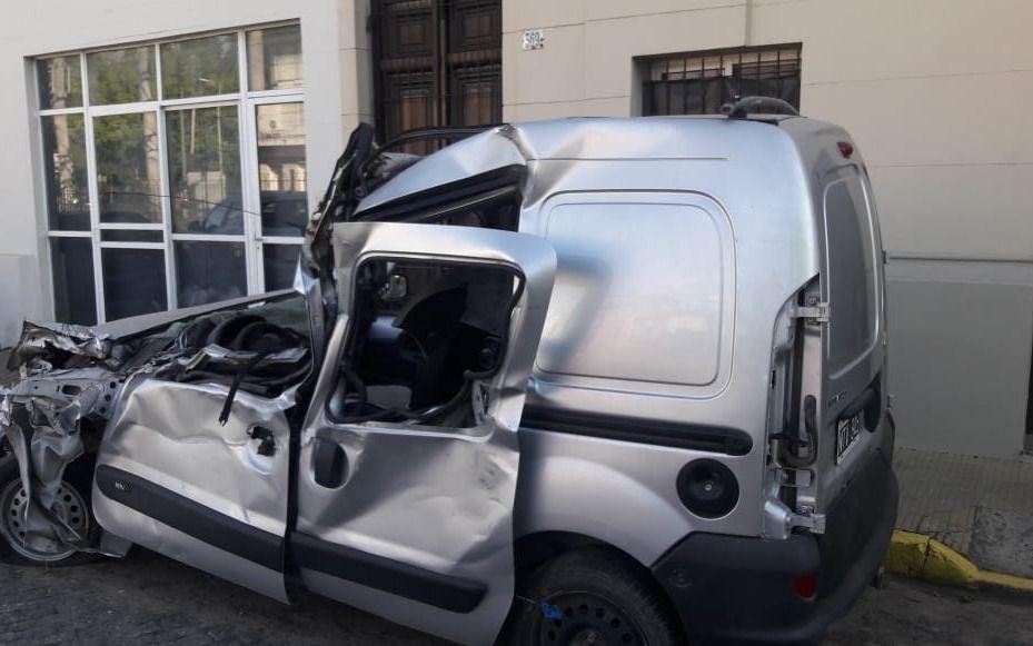 Vecinos reclaman el retiro de un utilitario abandonado