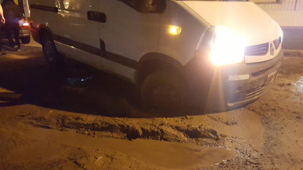 Peligro por un caño roto en la zona de 27 y 528