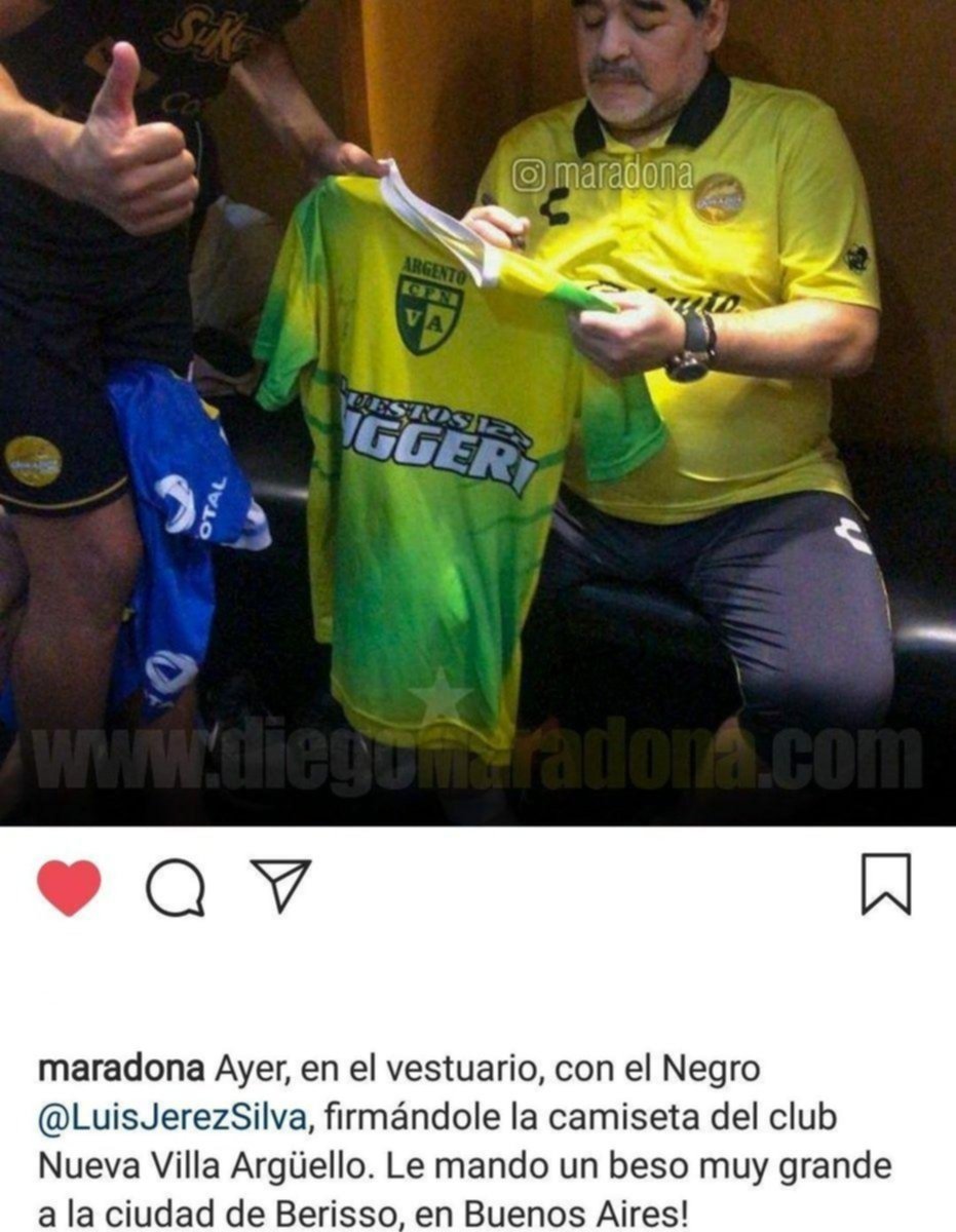 Maradona firmó una camiseta del club Villa Argüello