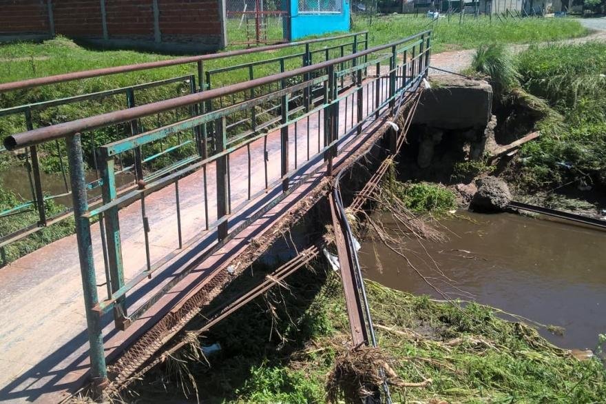 Un puente peatonal quedó muy dañado tras el temporal y temen que pueda caerse