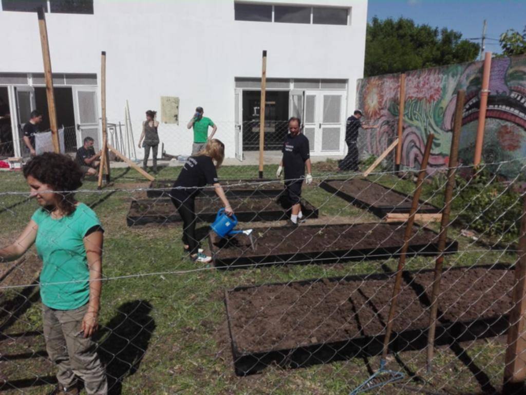 Construyen una huerta educativa en la Escuela Secundaria 47