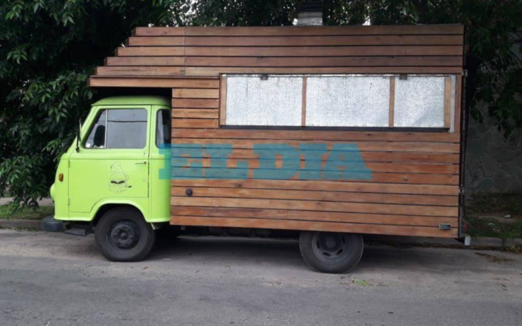 Denuncian que "hace 20 días dejaron abandonado" un vehículo en 12 y 78