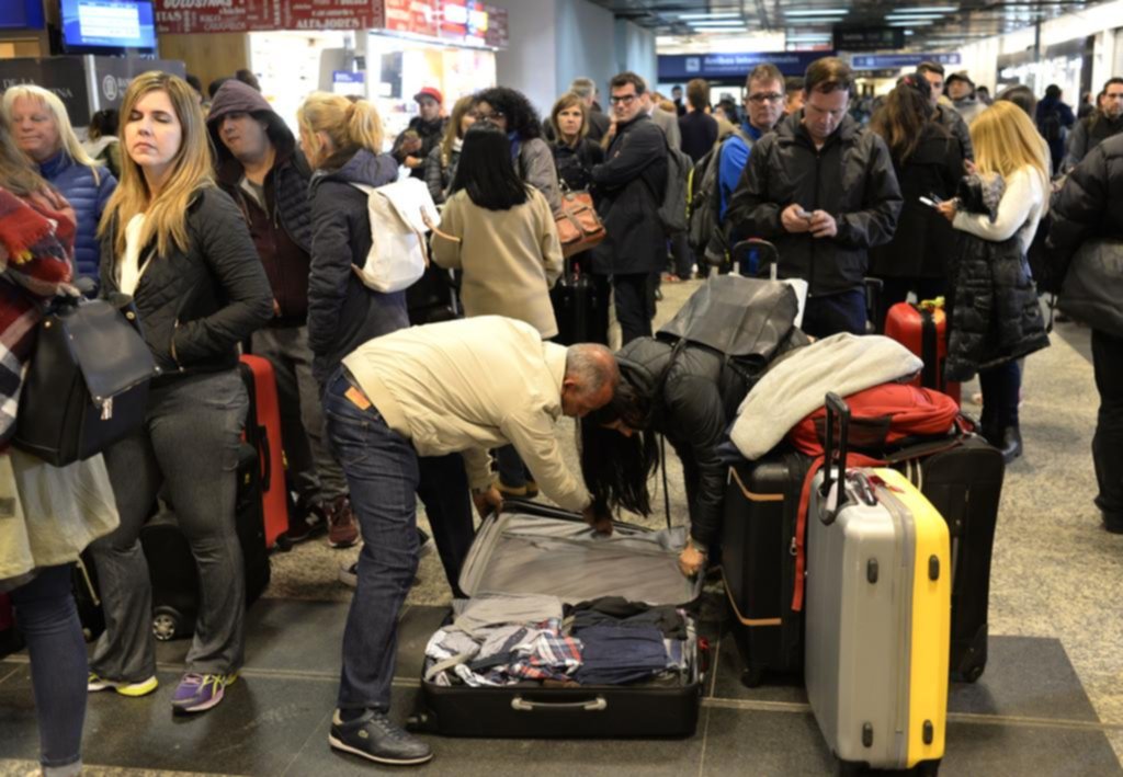 Aerolíneas anunció que cancelará todos sus vuelos del lunes por el paro