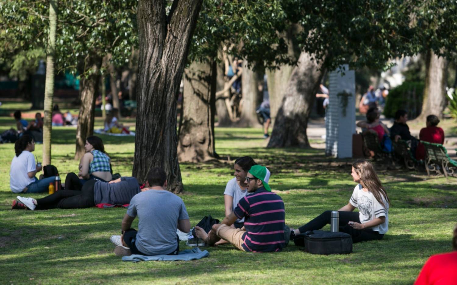 Sábado con pocas nubes, ideal para darse una vuelta por la plaza con el equipo de mate