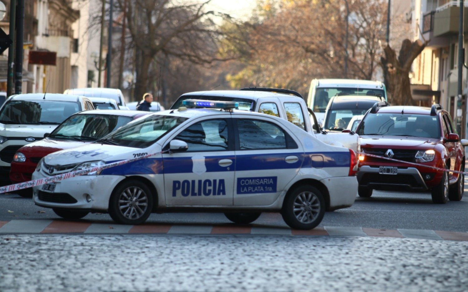 A punta de pistola, una banda vació la caja de una heladería en 7 y 63