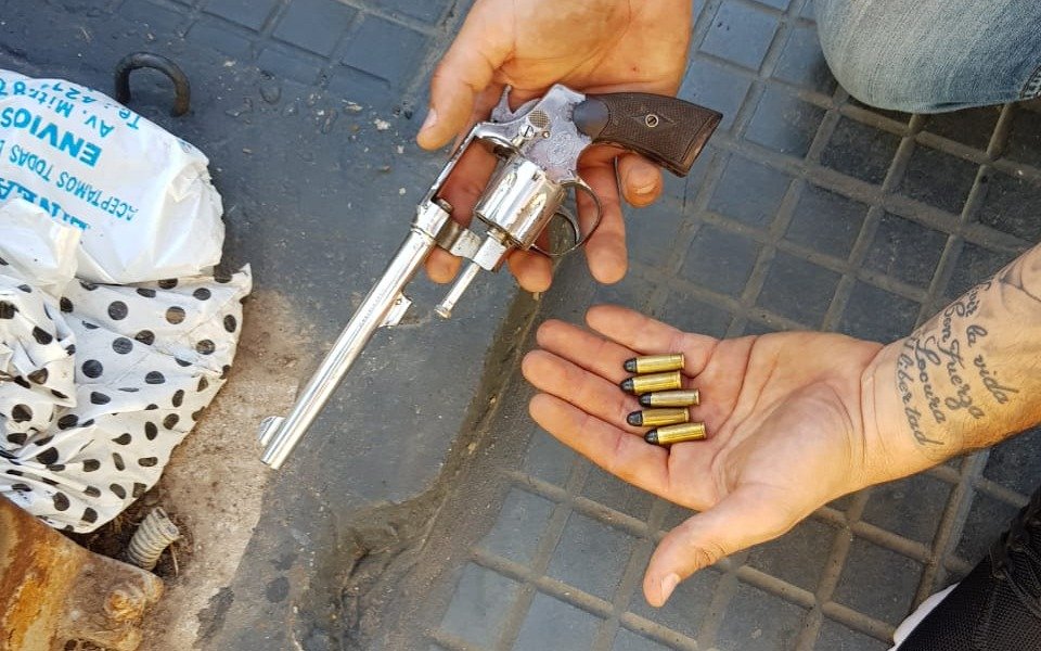 Acusado de asaltar a una vecina con un arma, lo detuvieron en su casa